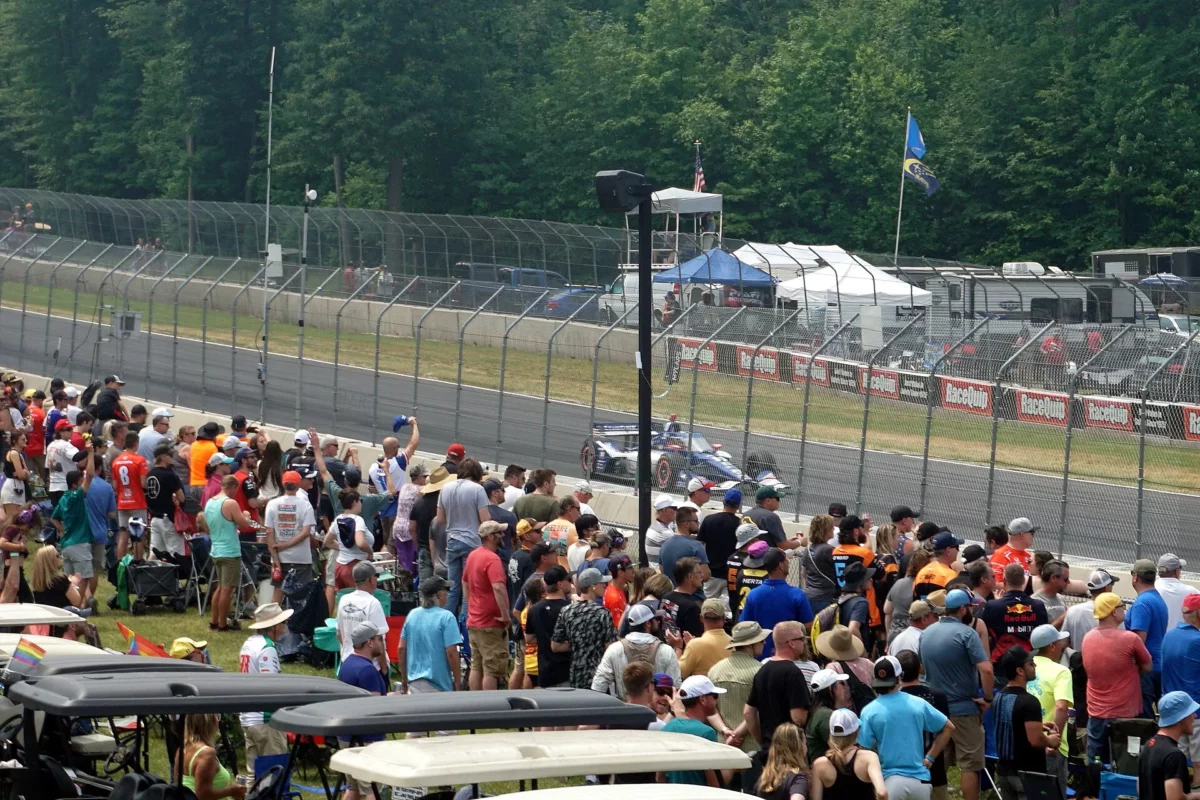 Álex Palou IndyCar-autója versenyben a Road America pályán 2023-ban