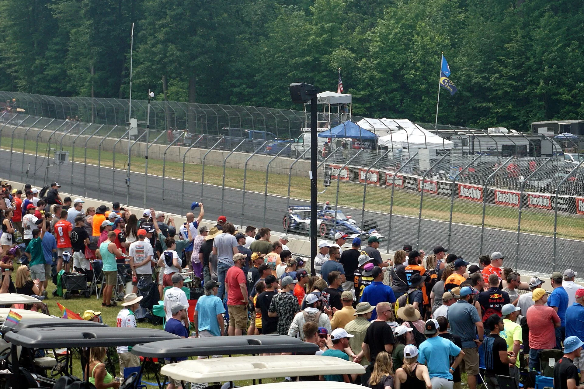 Álex Palou IndyCar-autója versenyben a Road America pályán 2023-ban