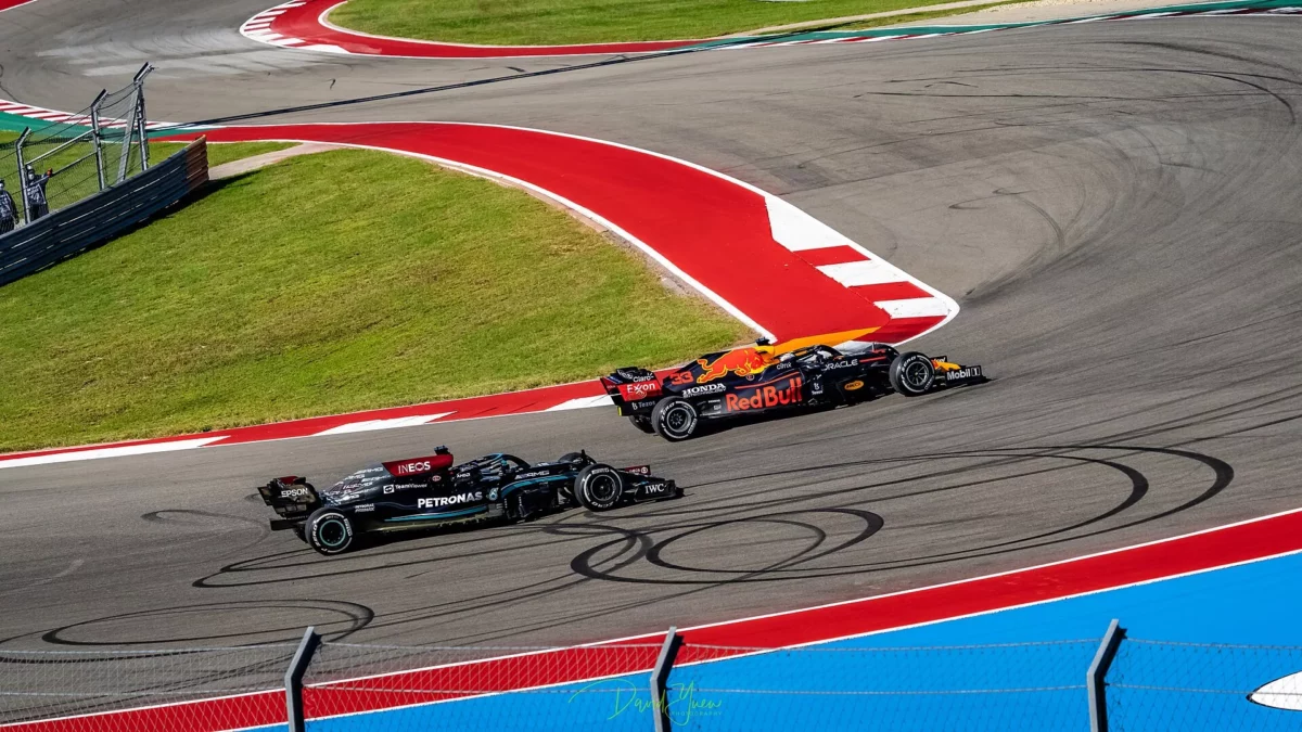 Forma-1-es autók a Circuit of the Americas pályán a 2021-es Amerikai Nagydíjon