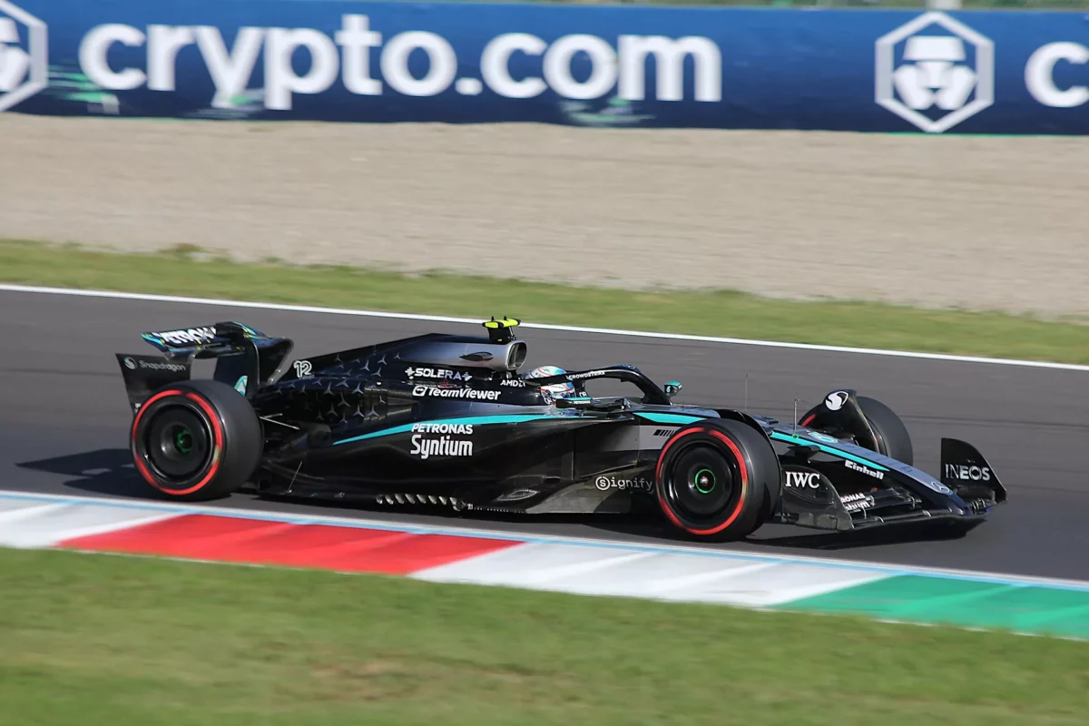 Andrea Kimi Antonelli a Mercedes autójában egy 2025-ös időmérő edzésen (illusztráció)