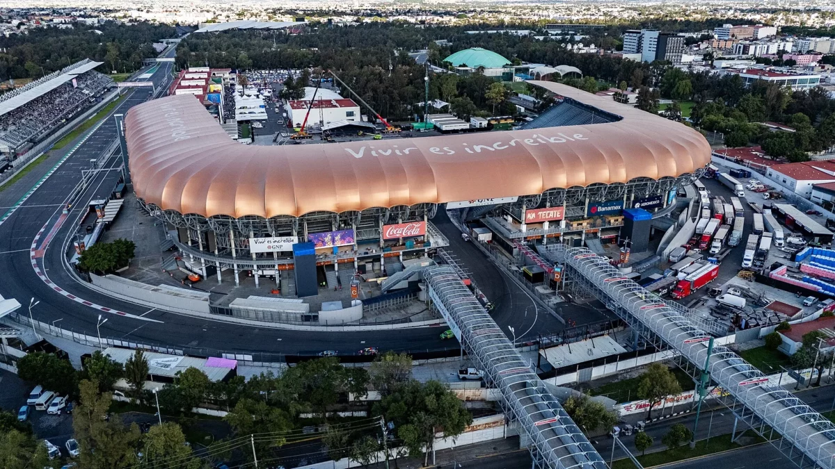 Légifotó a mexikóvárosi Autódromo Hermanos Rodríguez stadionszakaszáról, a pálya mellett álló íves tetejű stadionnal