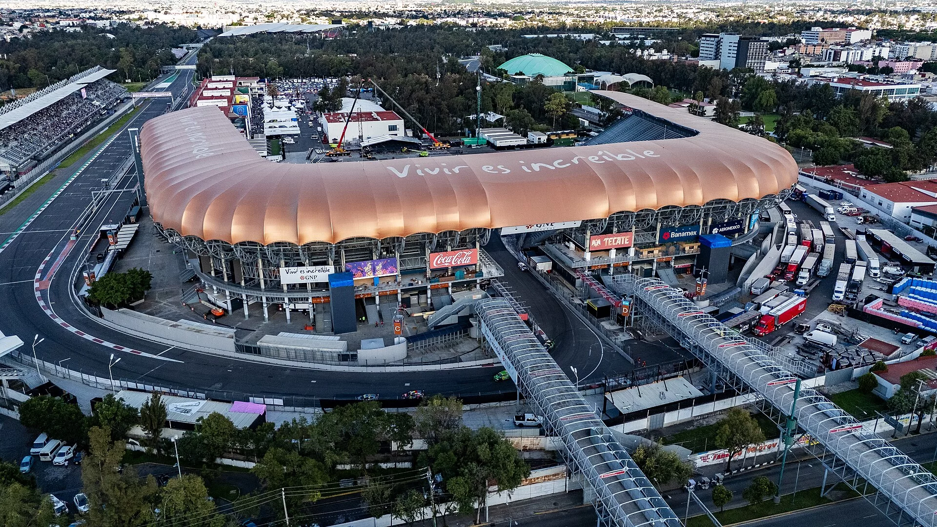 Légifotó a mexikóvárosi Autódromo Hermanos Rodríguez stadionszakaszáról, a pálya mellett álló íves tetejű stadionnal