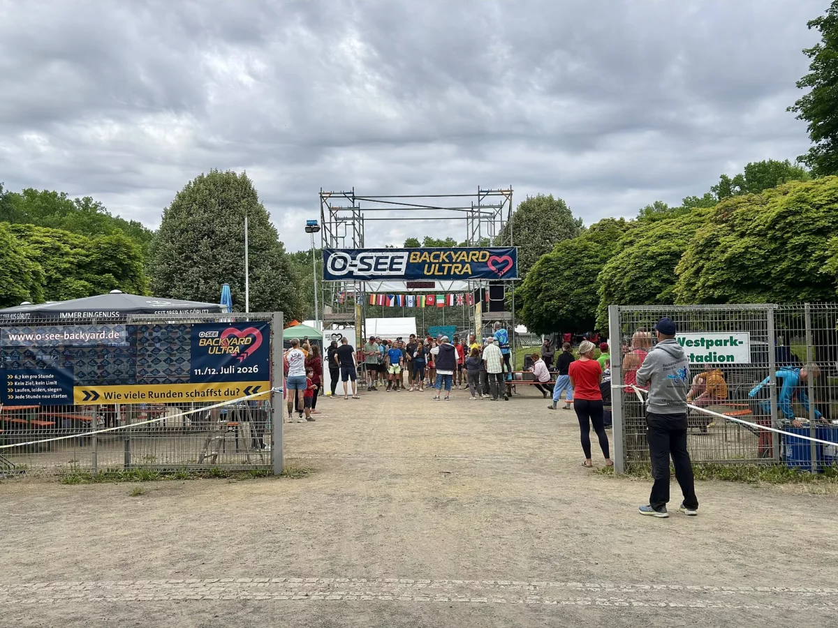 Backyard ultra verseny a németországi Zittauban, a futók a körpályán (illusztráció)