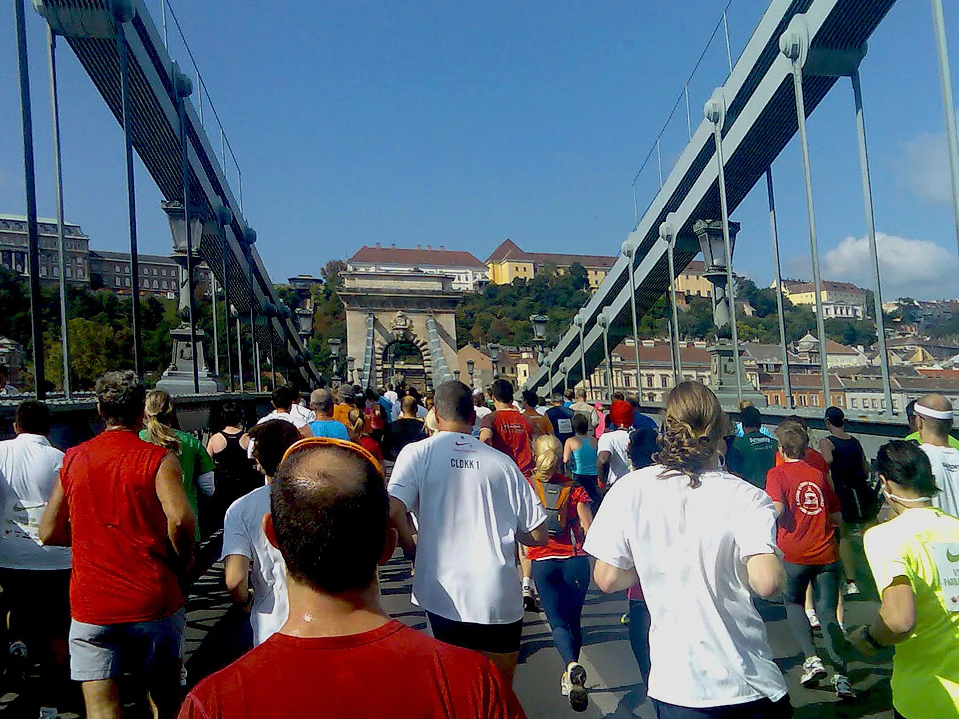 Futók tömege halad át a Széchenyi lánchídon a 2010-es budapesti félmaratonon.