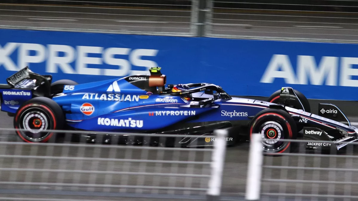Carlos Sainz a Williams versenyautójával a 2025-ös Szingapúri Nagydíj második szabadedzésén