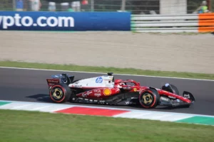 Charles Leclerc a Ferrari volánjánál egy Forma–1-es időmérő edzésen