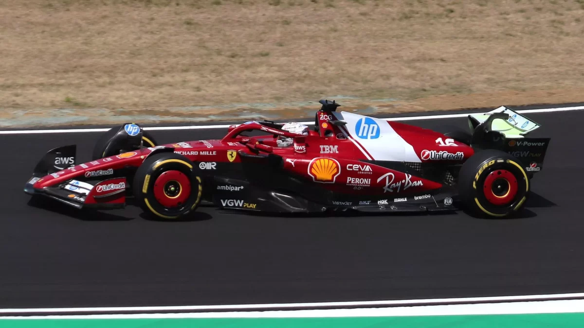 Charles Leclerc a Ferrari versenyautójával a 2025-ös Japán Nagydíj első szabadedzésén