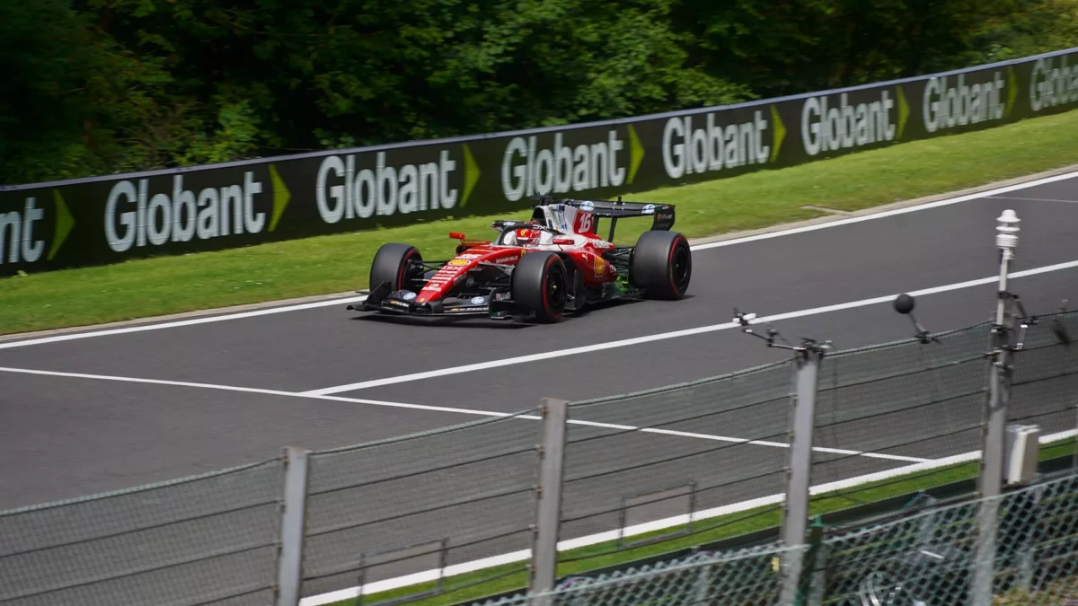 Charles Leclerc a piros Ferrari SF-26-os versenyautóval a 2026-os Belga Nagydíjon Spa-Francorchampsban