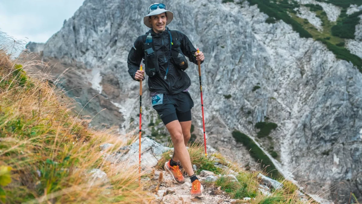 Botokkal felszerelt terepfutó sziklás hegyi ösvényen a Triglav Trail versenyén