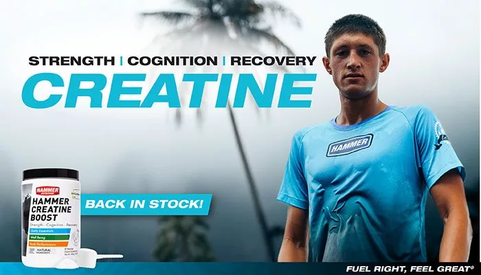 Sportoló kék pólóban pálmafák előtt, mellette a Hammer Creatine Boost tégelye és a CREATINE felirat