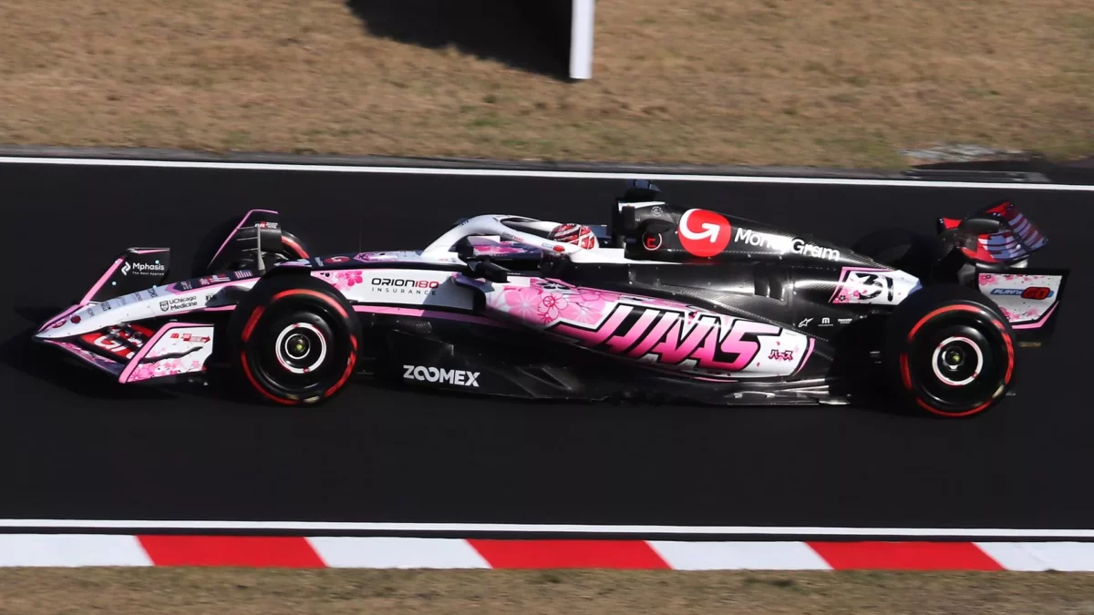 Esteban Ocon a Haas Forma–1-es autójával a 2025-ös Japán Nagydíj szabadedzésén