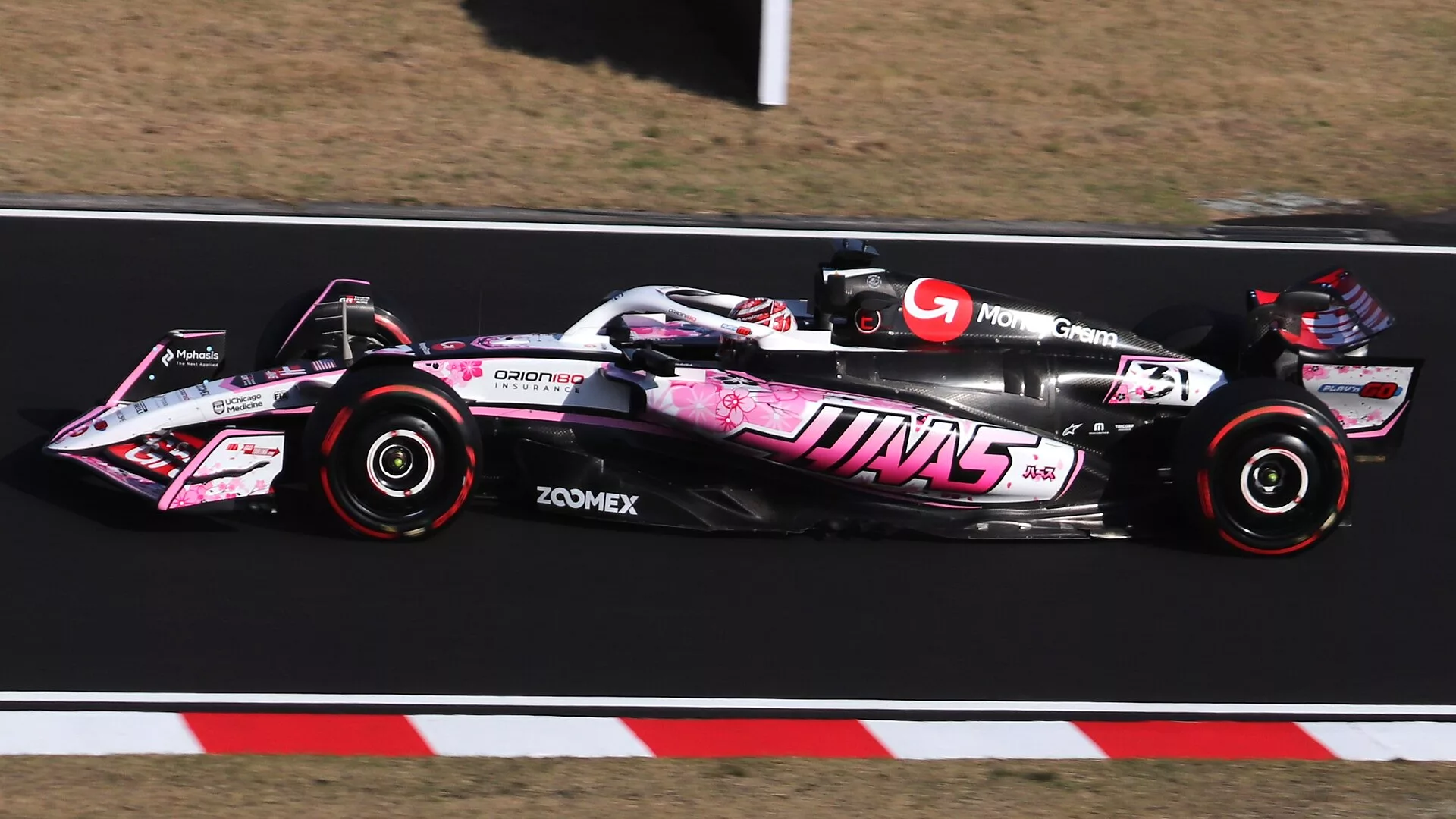 Esteban Ocon a Haas Forma–1-es autójával a 2025-ös Japán Nagydíj szabadedzésén