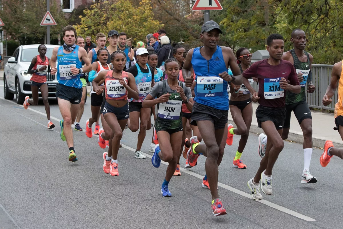A női élmezőny futói, köztük Betsy Saina, a 2018-as Frankfurti Maratonon.