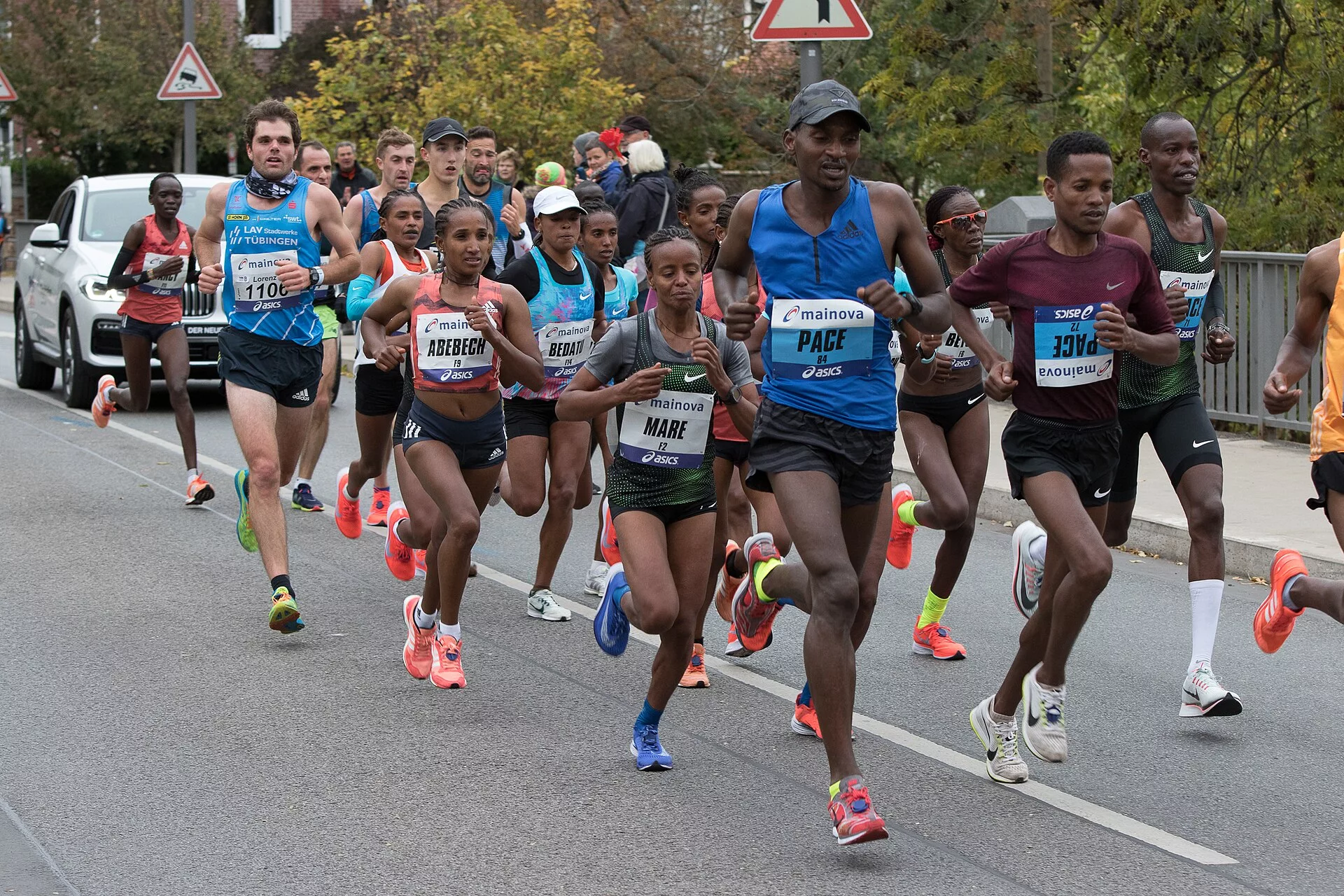 A női élmezőny futói, köztük Betsy Saina, a 2018-as Frankfurti Maratonon.
