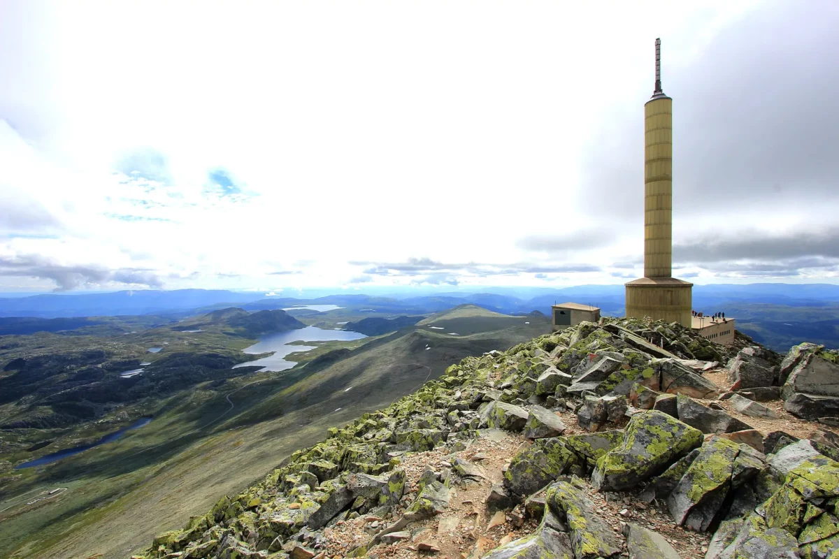 A norvégiai Gaustatoppen hegycsúcs, a Norseman extrém triatlon célja
