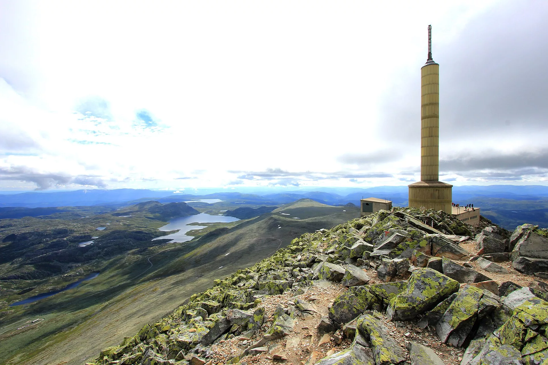 A norvégiai Gaustatoppen hegycsúcs, a Norseman extrém triatlon célja