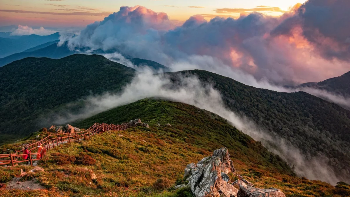 Ködös hegygerincek és túraösvény naplementében a dél-koreai Muju környékén, a Golden Trail World Series nagydöntőjének helyszínén