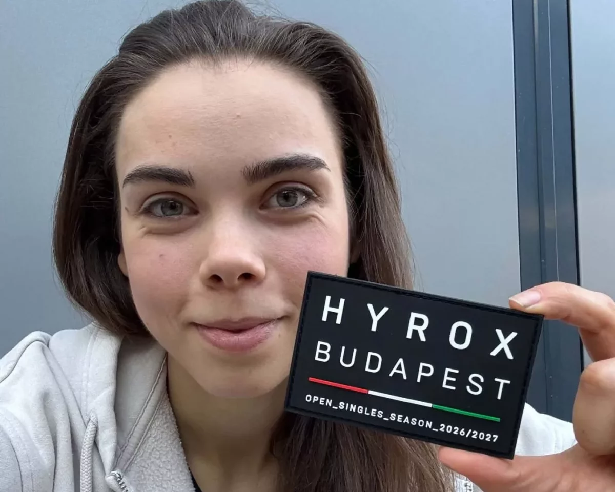 Németh Olga a HYROX Budapest kártyájával a verseny helyszínén