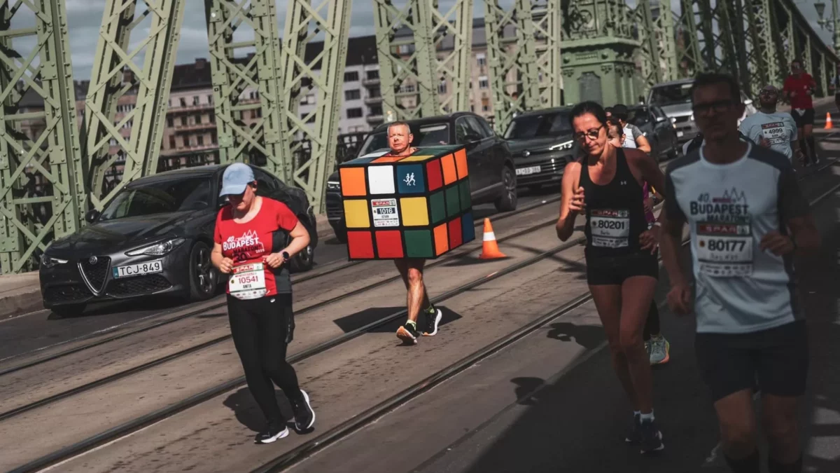 Rubik-kockának öltözött futó a Szabadság hídon a Budapest Maraton mezőnyében