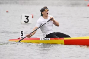 Fejes Dániel kenu egyesben ünnepel a 2026-os sprint-világbajnokságon