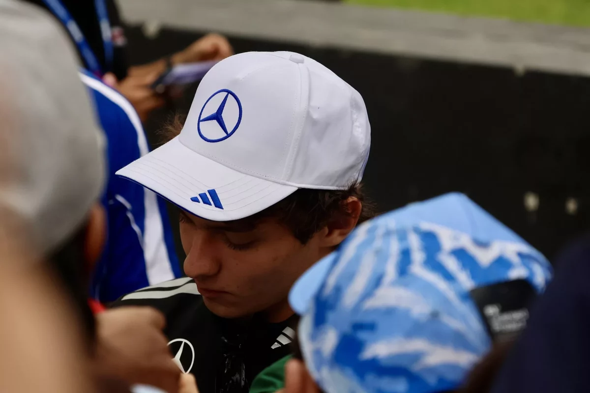 Kimi Antonelli, a Mercedes pilótája a 2026-os Ausztrál Nagydíj Melbourne Walk nevű pilótabevonulásán.