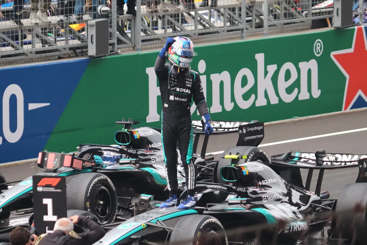 Kimi Antonelli, a Mercedes versenyzője győzelme után ünnepel a pályán