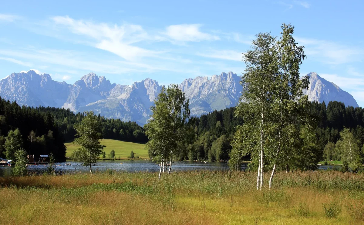 A kitzbüheli Schwarzsee tó a Wilder Kaiser hegyvonulattal, a triatlonversenyek úszóhelyszíne
