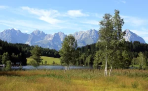 A kitzbüheli Schwarzsee tó a Wilder Kaiser hegyvonulattal, a triatlonversenyek úszóhelyszíne