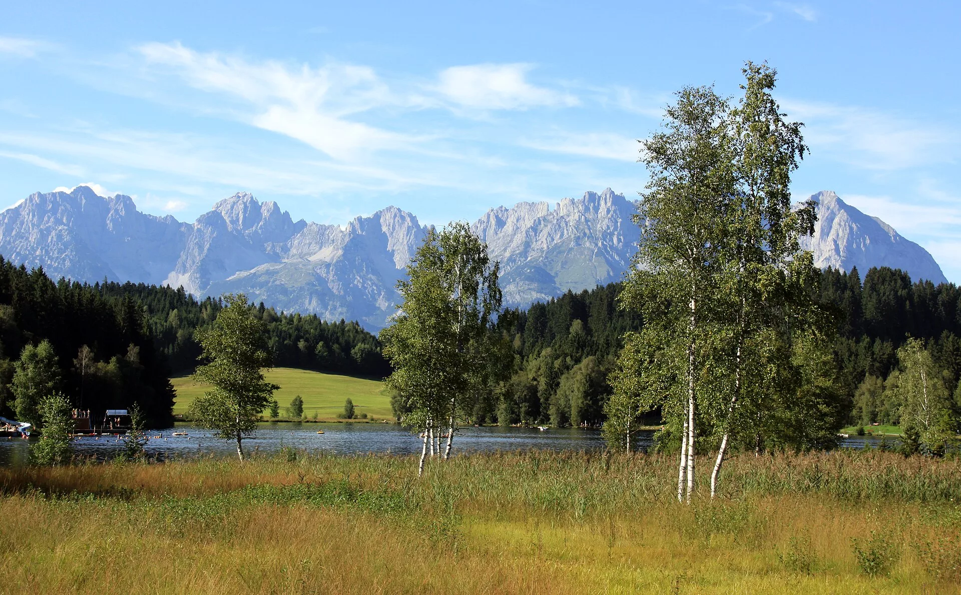 A kitzbüheli Schwarzsee tó a Wilder Kaiser hegyvonulattal, a triatlonversenyek úszóhelyszíne