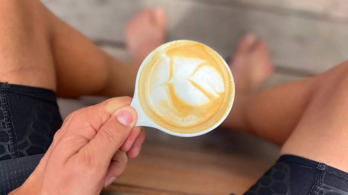 A koffein és a futóteljesítmény kapcsolatáról szóló Runner’s Mag-cikk nyitóképe