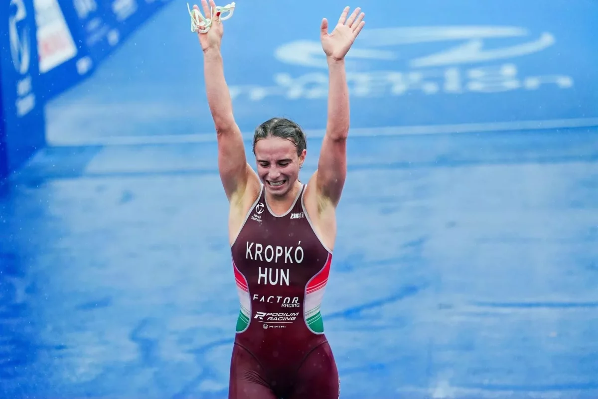 Kropkó Márta magyar triatlonista feltartott karral ünnepel a célban
