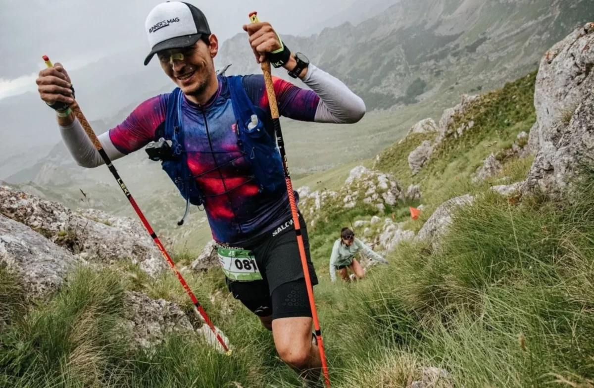 Terepfutó LEKI Ultratrail FX.One futóbottal emelkedőn