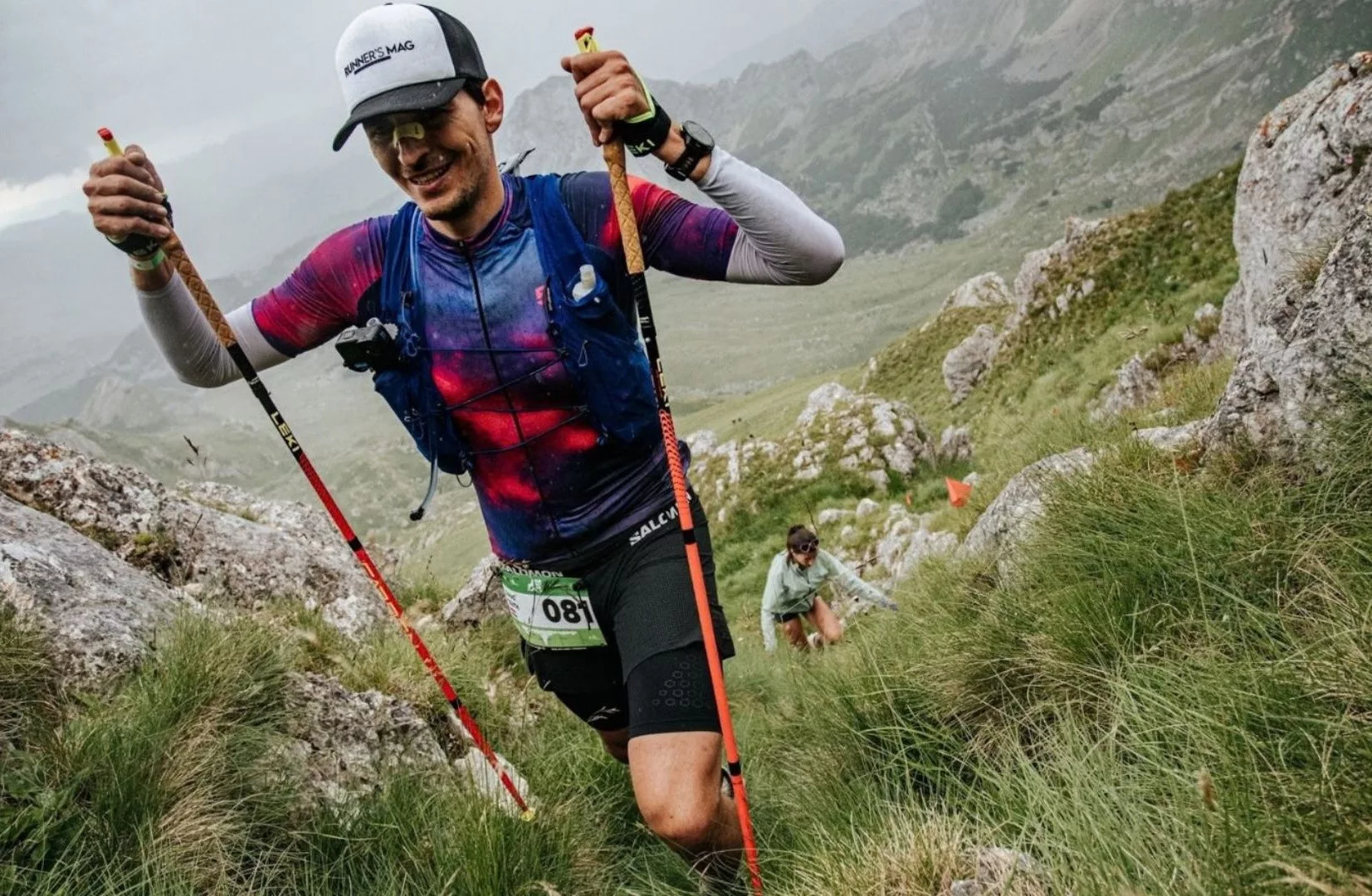 Terepfutó LEKI Ultratrail FX.One futóbottal emelkedőn