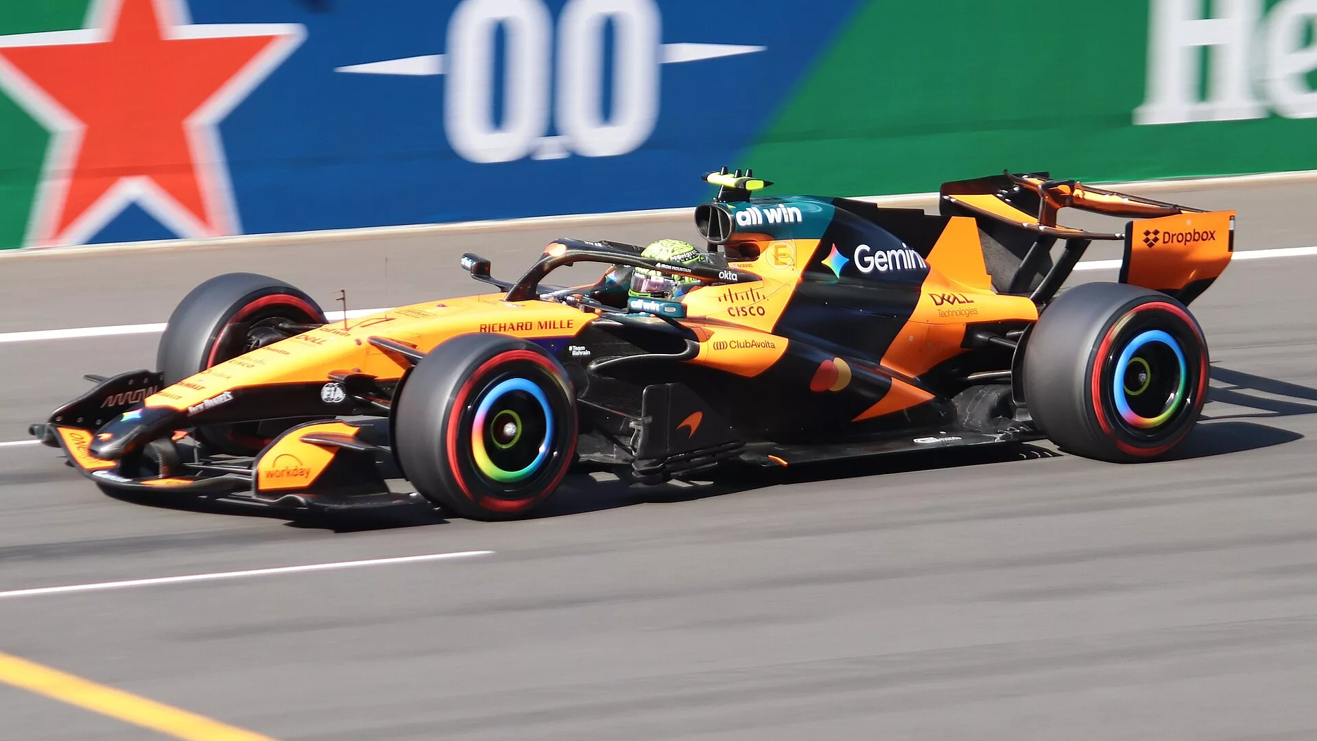Lando Norris narancssárga McLaren MCL40-ese a 2026-os Kínai Nagydíj időmérő edzésén.