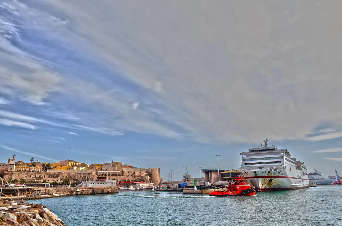 Melilla óvárosa, az erődfalakkal körülvett Melilla la Vieja és a kikötő – illusztráció