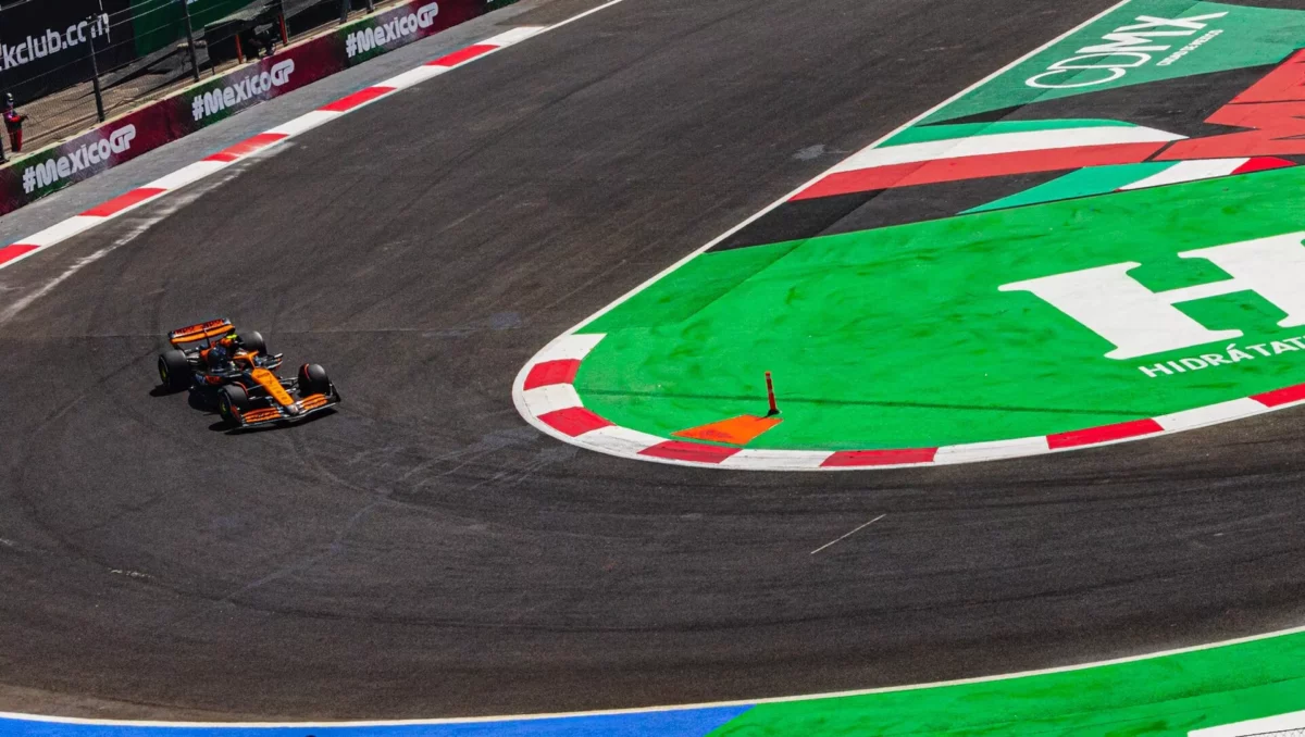 McLaren Formula–1-es autó a mexikói Autódromo Hermanos Rodríguez pályán a 2024-es nagydíjon