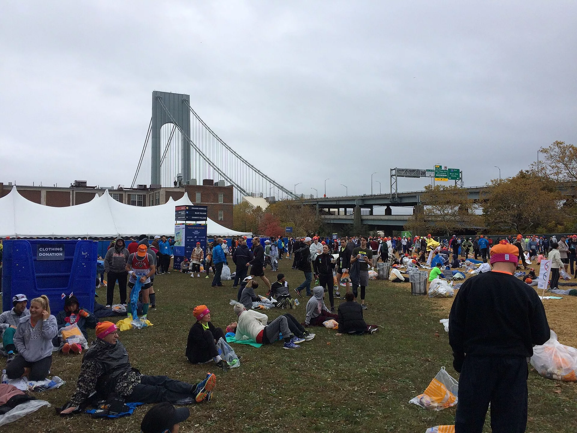 Futók várakoznak a New York-i Maraton Staten Island-i rajtfalujában a verseny előtt