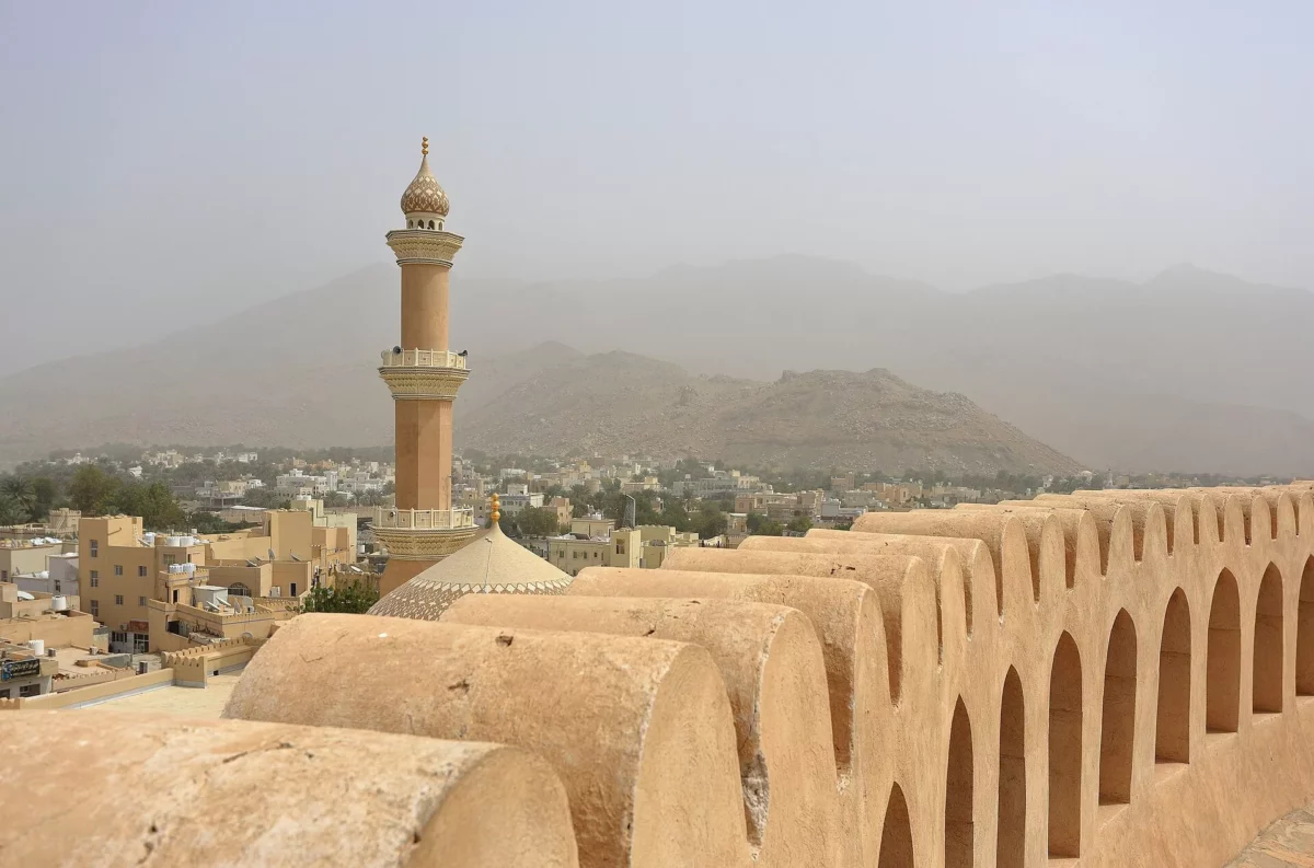 A nizwai erőd és a pénteki mecset minaretje, Omán