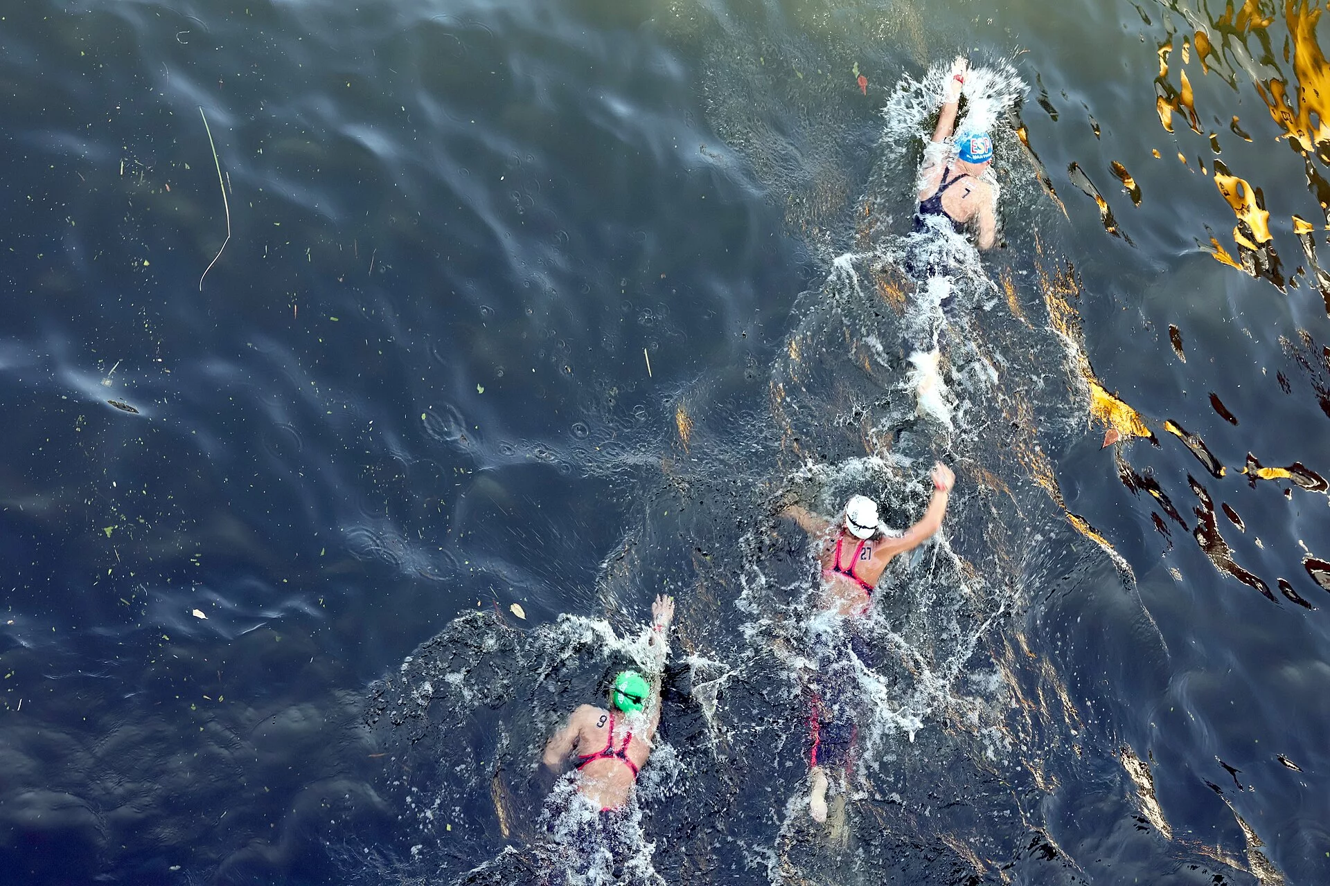 Nyílt vízi úszók a Szajnában a 2026-os párizsi Európa-bajnokság női 10 km-es versenyén, felülről fotózva