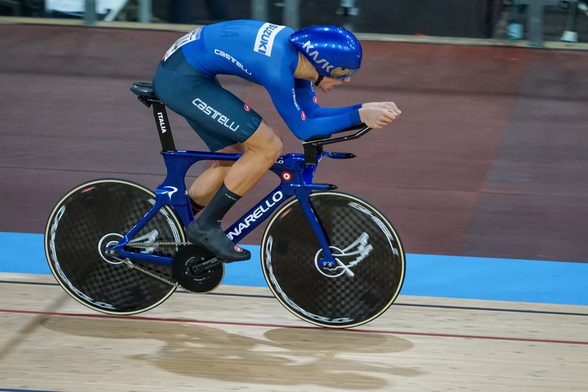 Pályakerékpárosok a velodromban egy korábbi pályakerékpáros-világbajnokságon – illusztráció