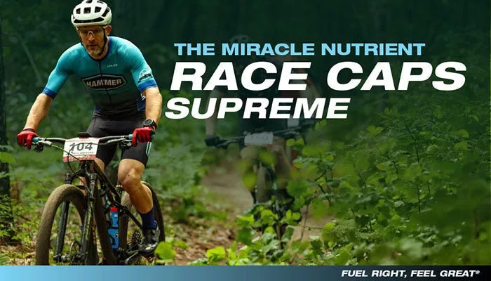 Hegyikerékpáros versenyző erdei ösvényen, mellette a Race Caps Supreme felirat