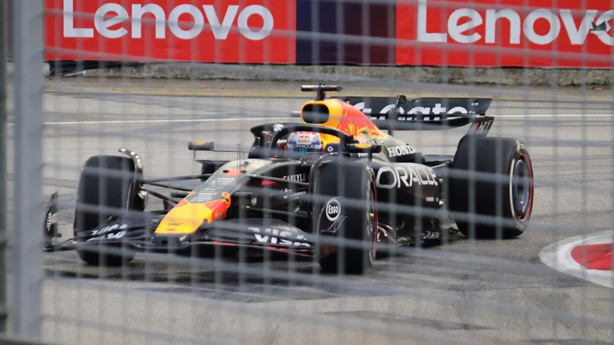 Red Bull Forma–1-es autó a szingapúri pályán, szabadedzés közben