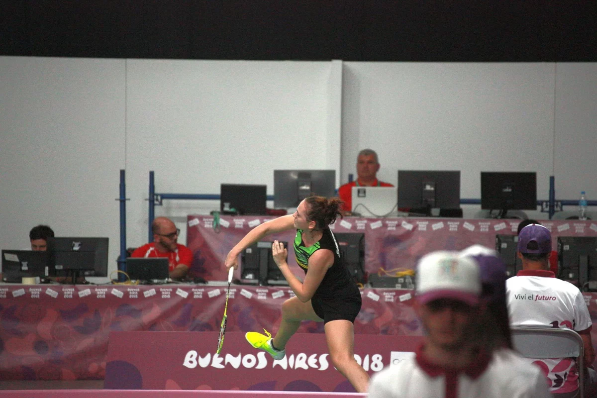 Sándorházi Vivien tollaslabda-ütés közben a 2018-as Buenos Aires-i ifjúsági olimpia negyeddöntőjében.