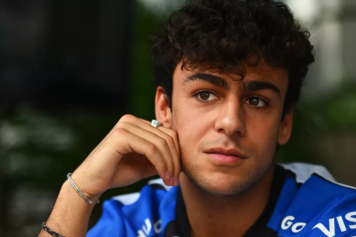 F1: Villanyfény, hőség és vb-tét. Antonelli újabb lépést tehet a végső siker felé