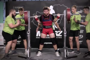 Több országos csúcs is megdőlt a Cegléden megrendezett erőemelő magyar bajnokságon, amelyen mintegy 140 versenyző lépett dobogóra. Budai Kristóf 904 kilogrammra javította az összetett országos rekordot, Sallai Eszter és Molnár Márk ugyancsak csúcsot döntött. A verseny egyben fontos válogatási állomás is volt a következő nemzetközi megmérettetések előtt.