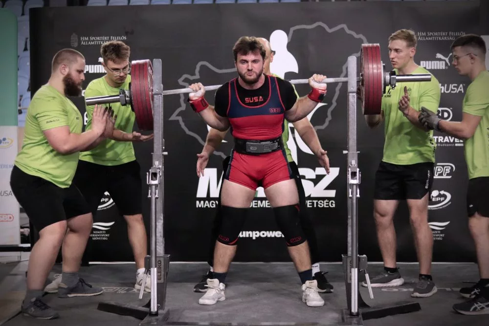 Több országos csúcs is megdőlt a Cegléden megrendezett erőemelő magyar bajnokságon, amelyen mintegy 140 versenyző lépett dobogóra. Budai Kristóf 904 kilogrammra javította az összetett országos rekordot, Sallai Eszter és Molnár Márk ugyancsak csúcsot döntött. A verseny egyben fontos válogatási állomás is volt a következő nemzetközi megmérettetések előtt.