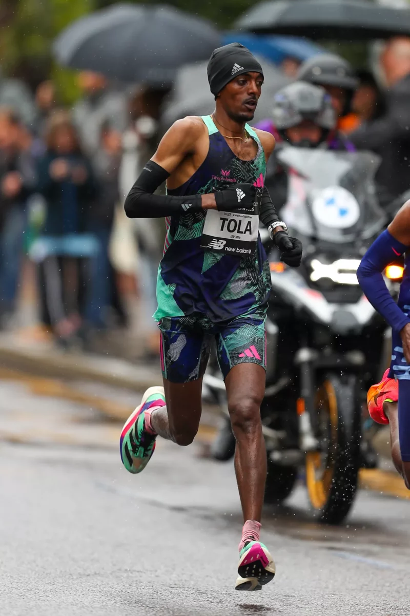 Tamirat Tola etióp maratoni futó verseny közben a 2023-as Londoni Maratonon