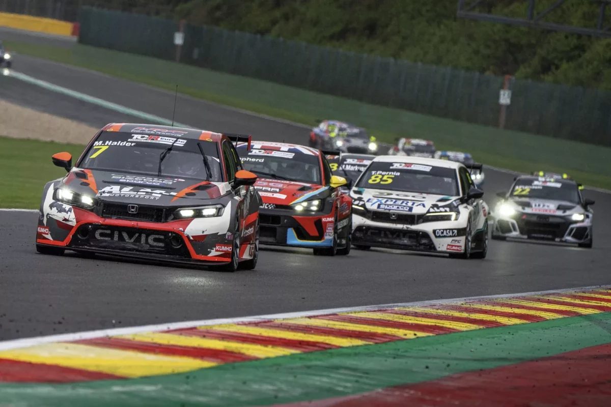 TCR Europe túraautók szoros csatája a versenypályán, az élen egy piros Honda Civic.