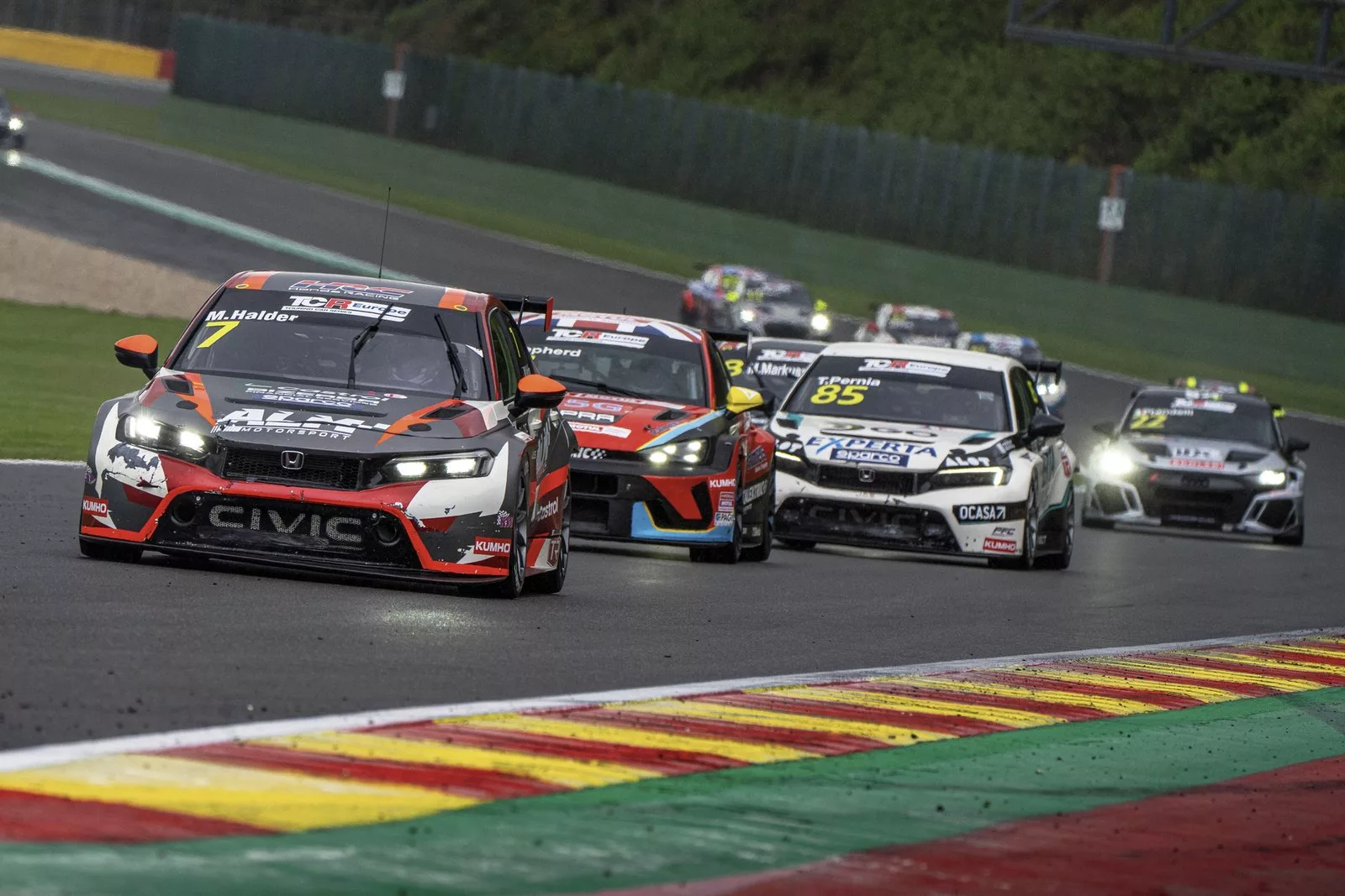 TCR Europe túraautók szoros csatája a versenypályán, az élen egy piros Honda Civic.