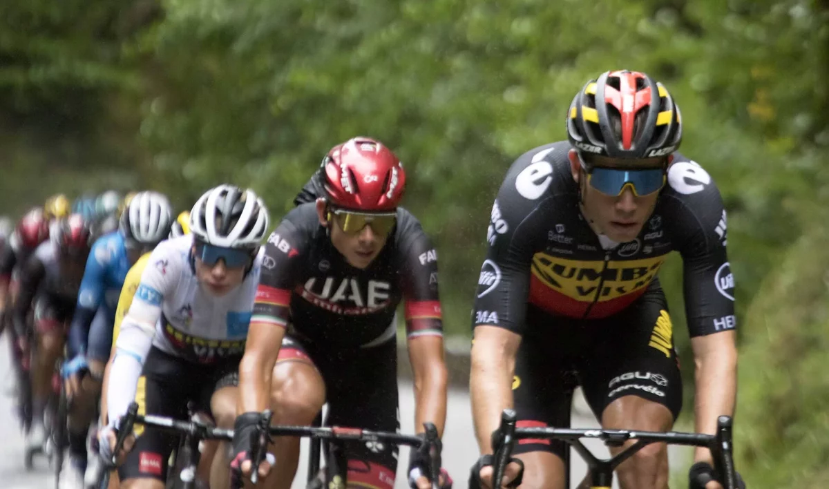 A Tour de France mezőnye egy országúti szakaszon, köztük a sárga trikós versenyzővel